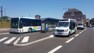 Véhciules iSibus garés au niveau des arrêts de bus de la gare de Sarrebourg